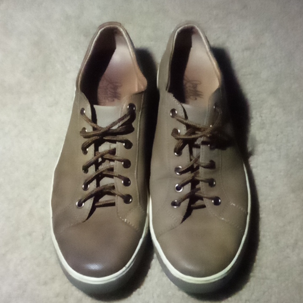 Men's size 10 casual shoes
